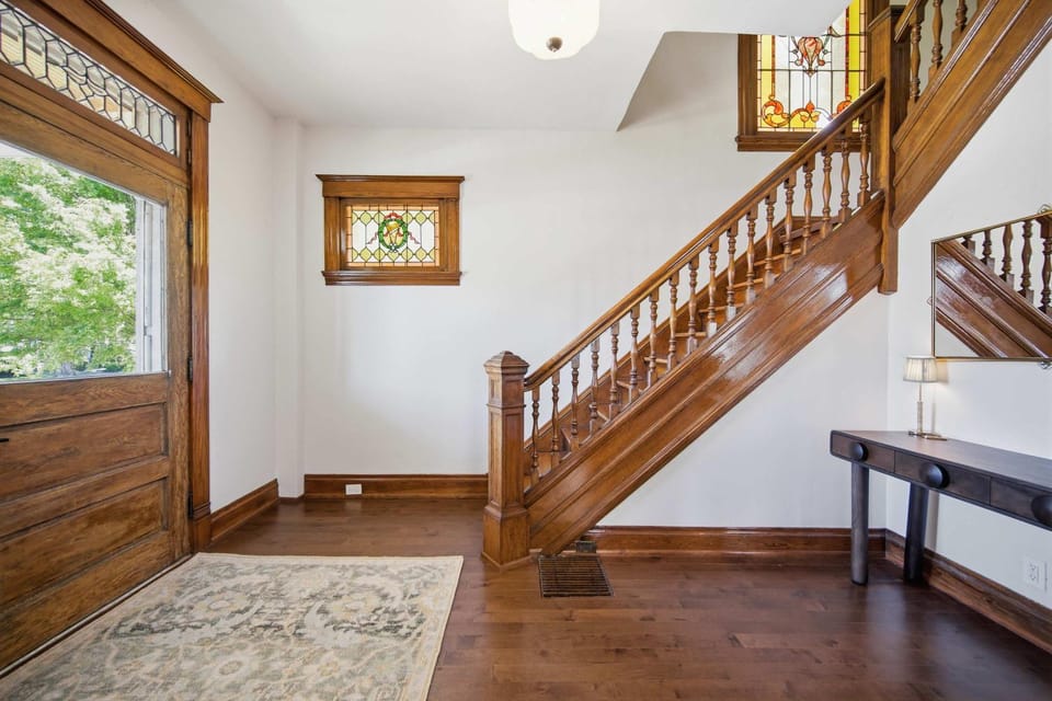 Walk to Hyde Park Square, 4BR, Sleeps 10 House in Cincinnati