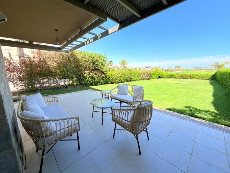 Patio, Spring, Day, Natural landscape, Garden, View (from property/room), Balcony/Terrace, Seating area, Dining area, Garden view
