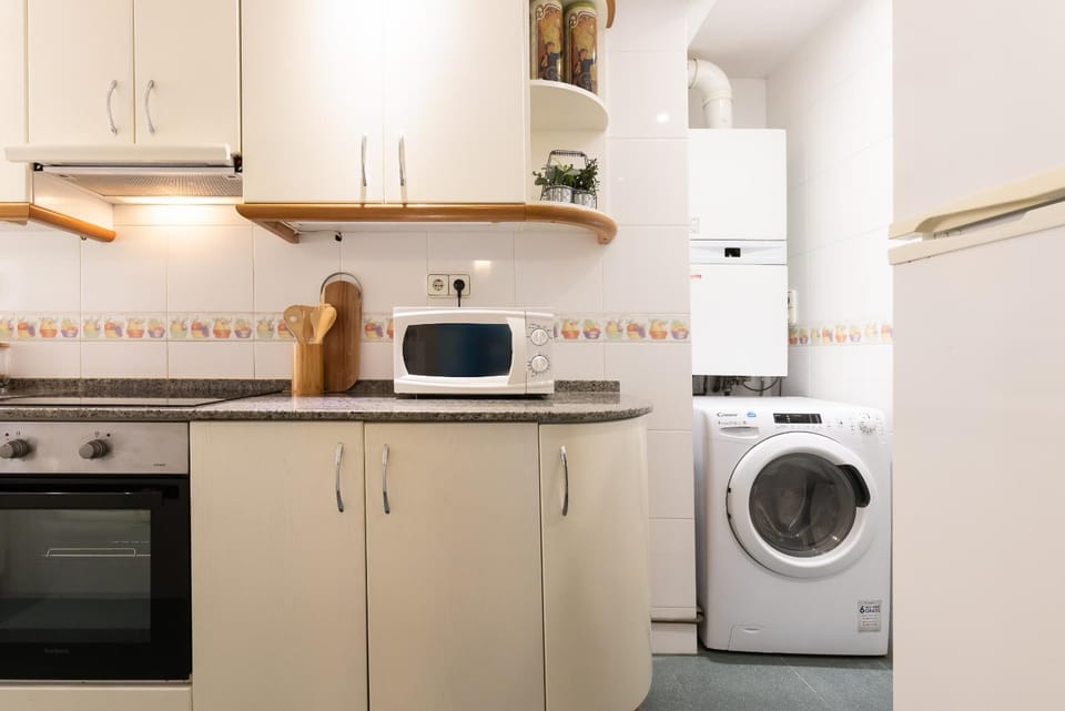 Kitchen or kitchenette, oven, washing machine