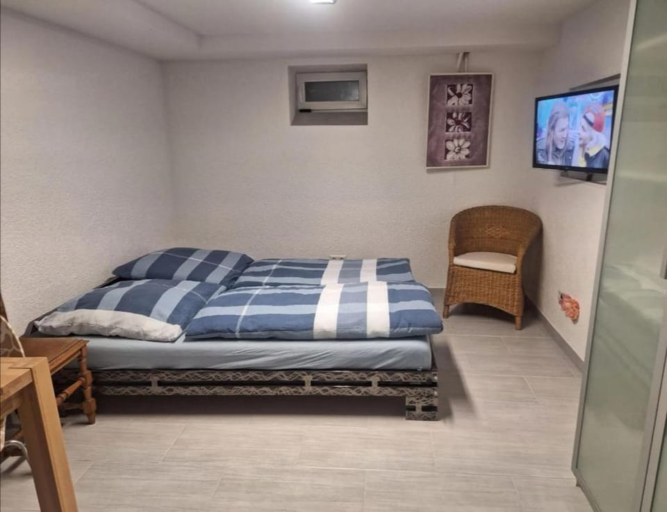 Bed, TV and multimedia, Bedroom