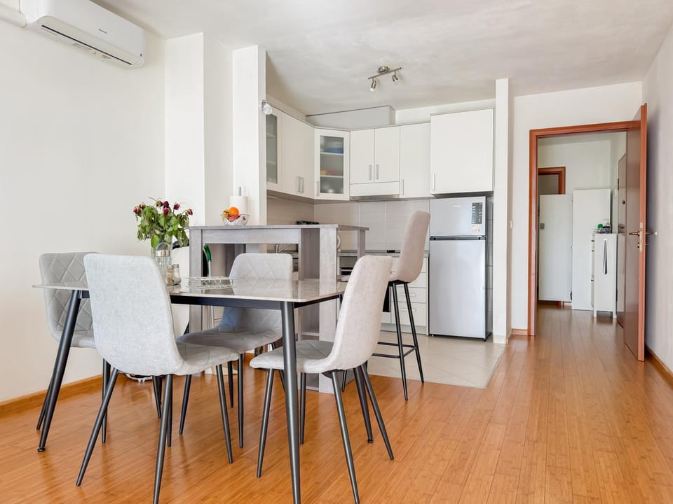 Kitchen or kitchenette, Living room, Seating area, Dining area, oven, air conditioner