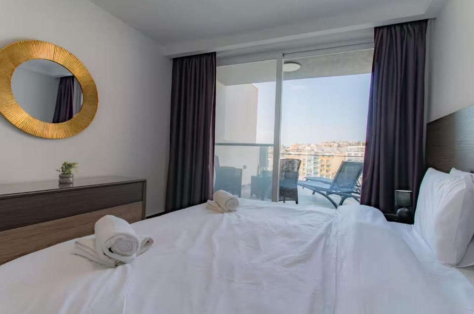 Bed, Bedroom, towels
