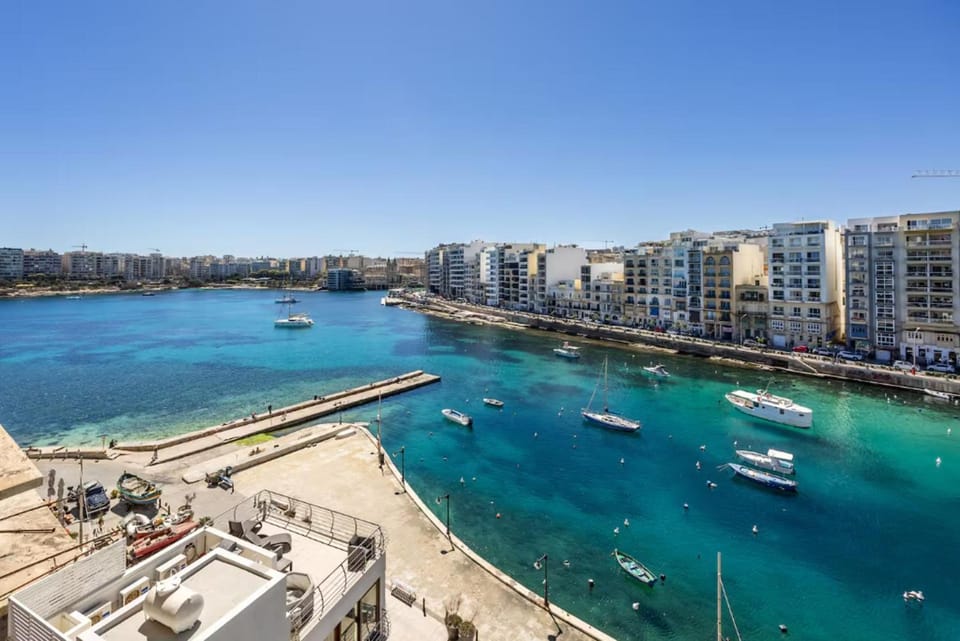 Property building, Day, Natural landscape, Activities, Beach, City view, Lake view, River view, Sea view
