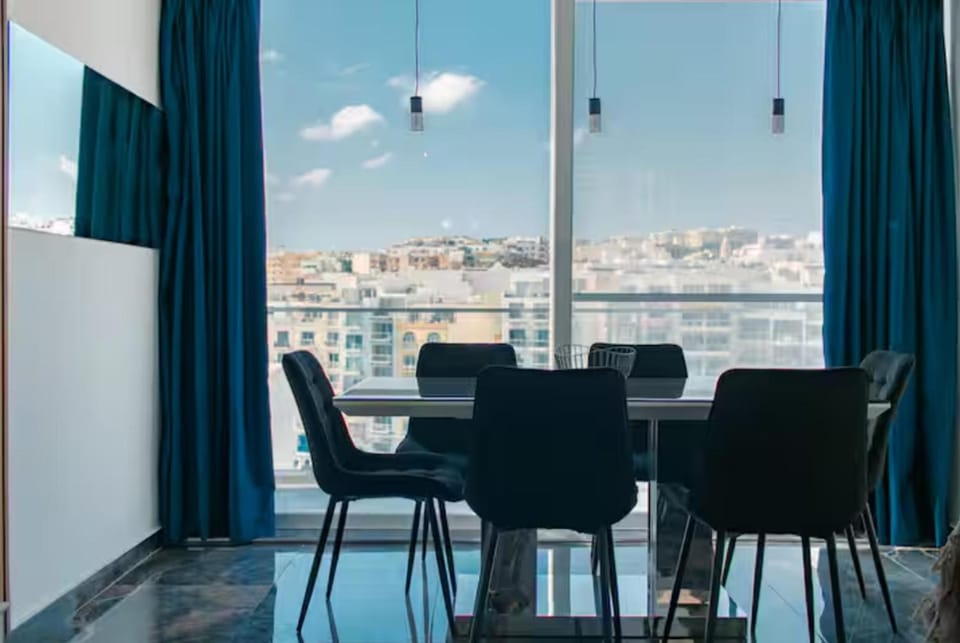 View (from property/room), Balcony/Terrace, Seating area, Dining area, City view