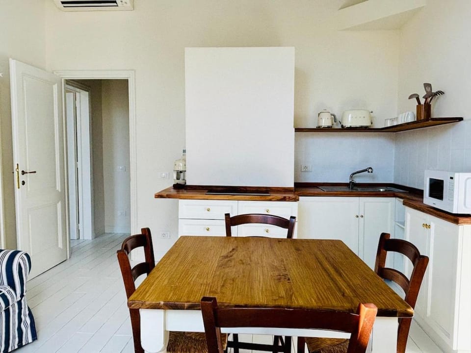 Kitchen or kitchenette, Living room, Seating area, kitchen