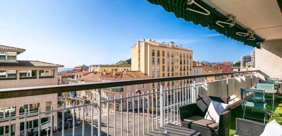 View (from property/room), Balcony/Terrace, City view