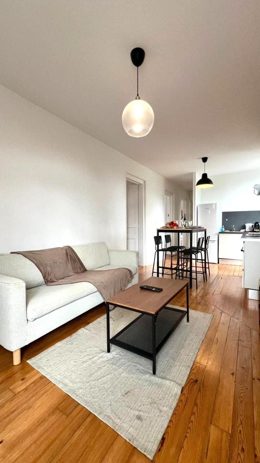 Kitchen or kitchenette, Living room, Seating area, Dining area
