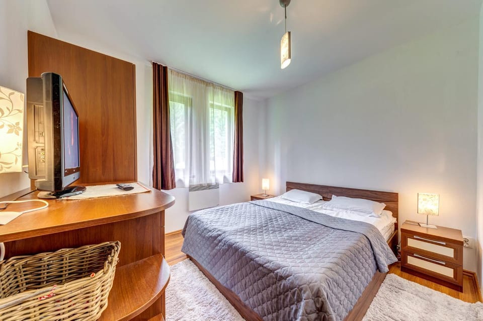 Bed, TV and multimedia, Photo of the whole room, Bedroom