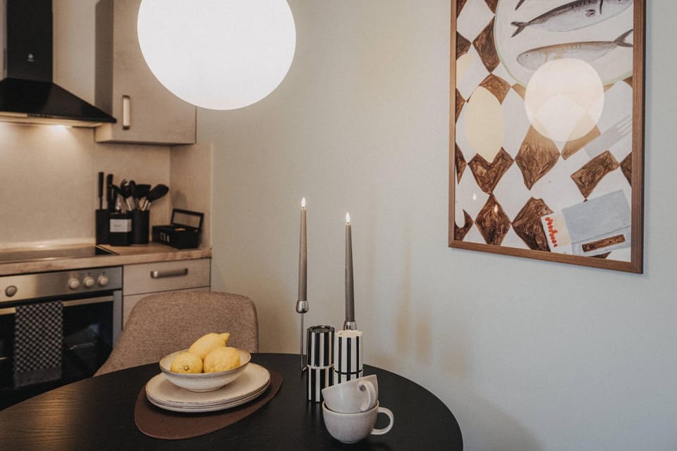 Coffee/tea facilities, Kitchen or kitchenette, Dining area, stove