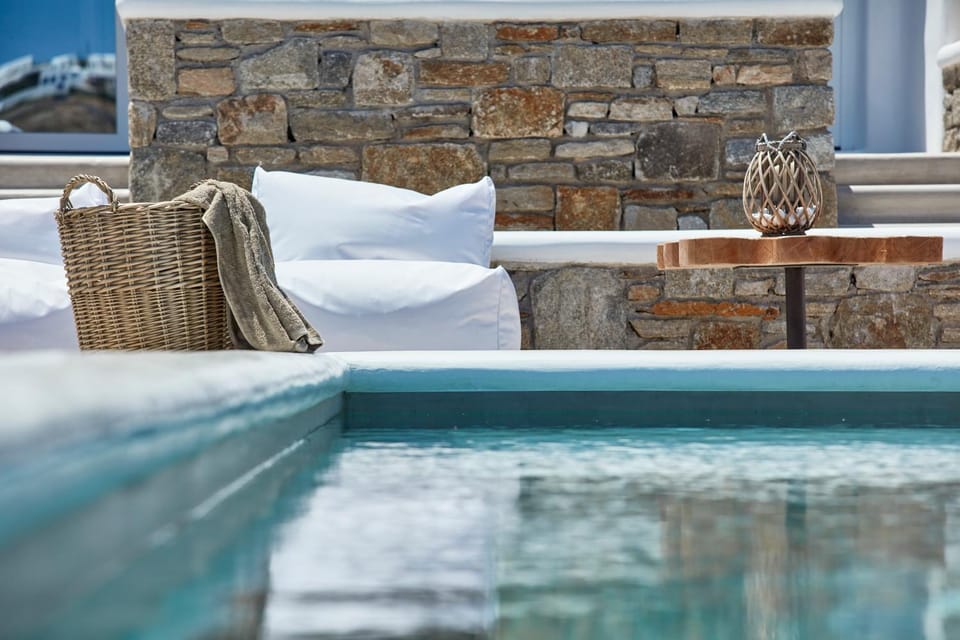 Swimming pool, sunbed