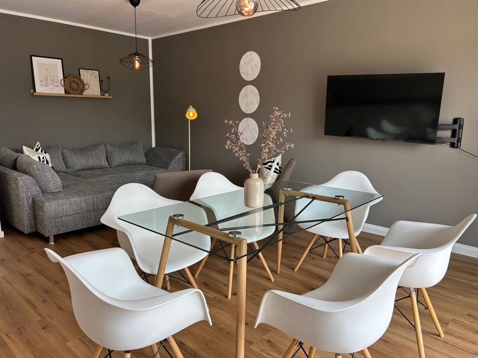 TV and multimedia, Living room, Seating area, Dining area