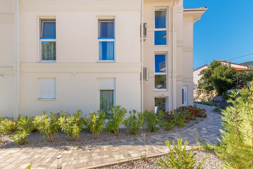 1 bedroom apartment with pool and garage in Villa Marealto Apartment in Primorje-Gorski Kotar County