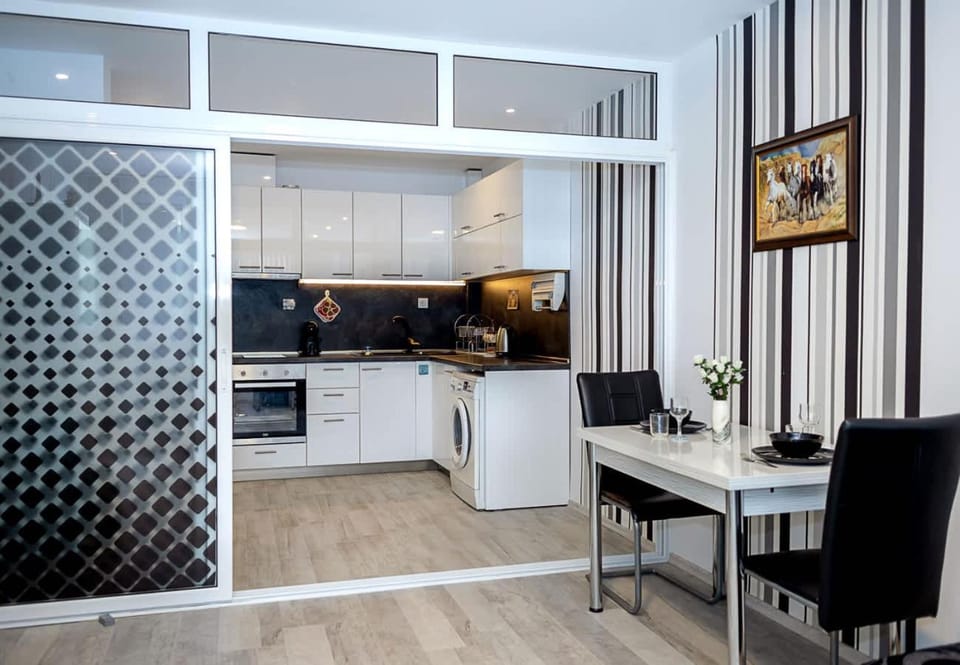Kitchen or kitchenette, Dining area