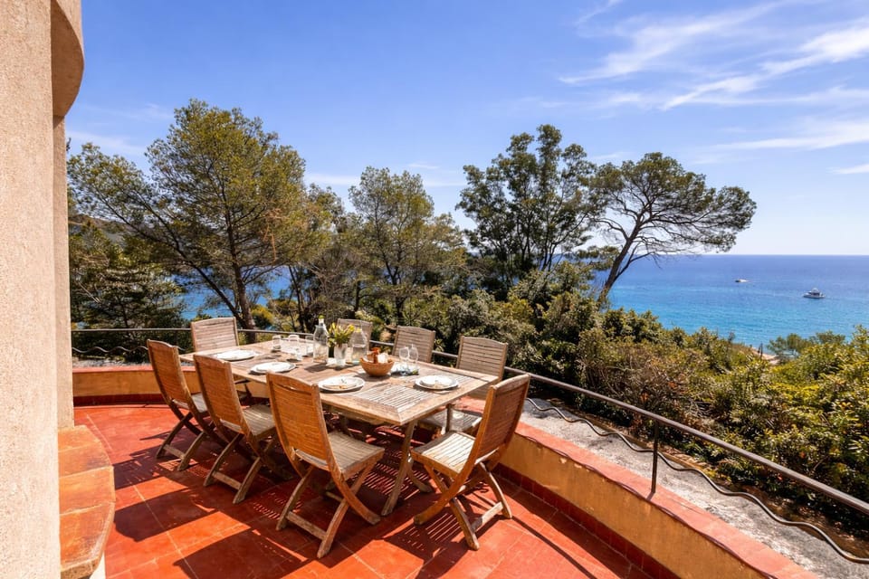 Villa provençale authentique front de mer piscine et plage privée Villa in Saint-Raphael