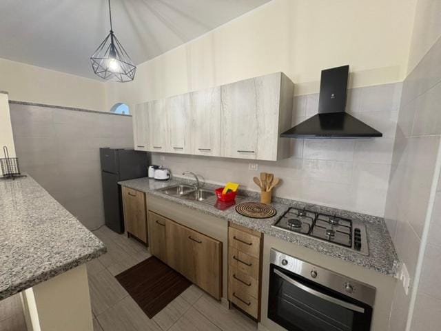 Kitchen or kitchenette, oven