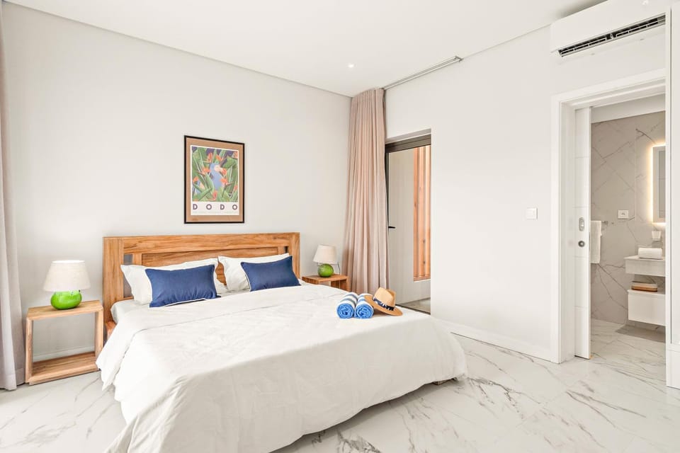 Bed, Photo of the whole room, Bedroom, towels, wardrobe, air conditioner