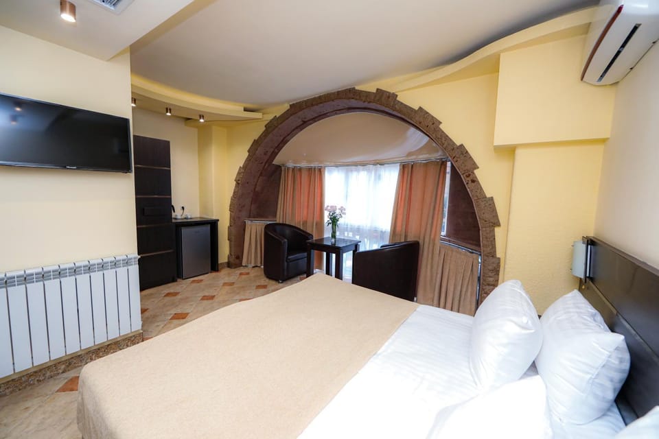 Bed, TV and multimedia, Bedroom