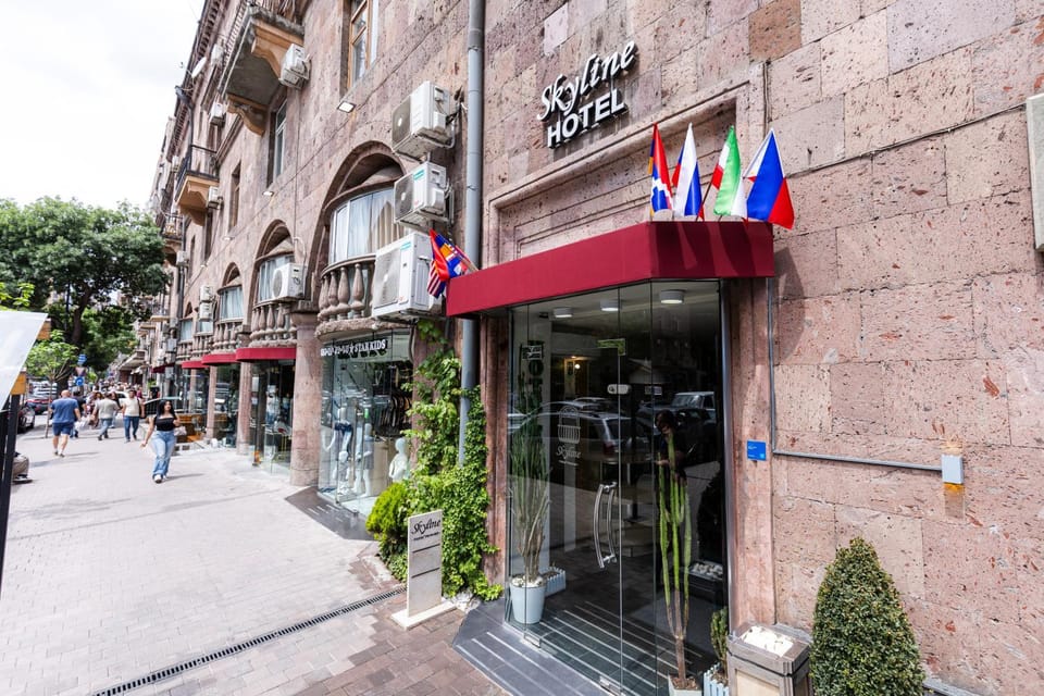 Facade/entrance, Location