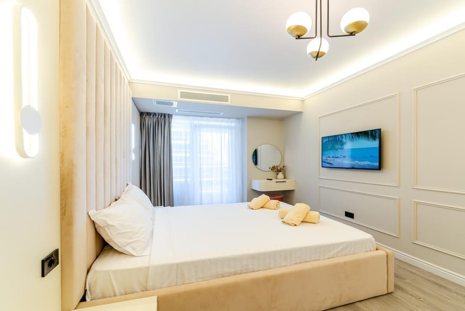 Bed, TV and multimedia, Photo of the whole room, Bedroom, towels
