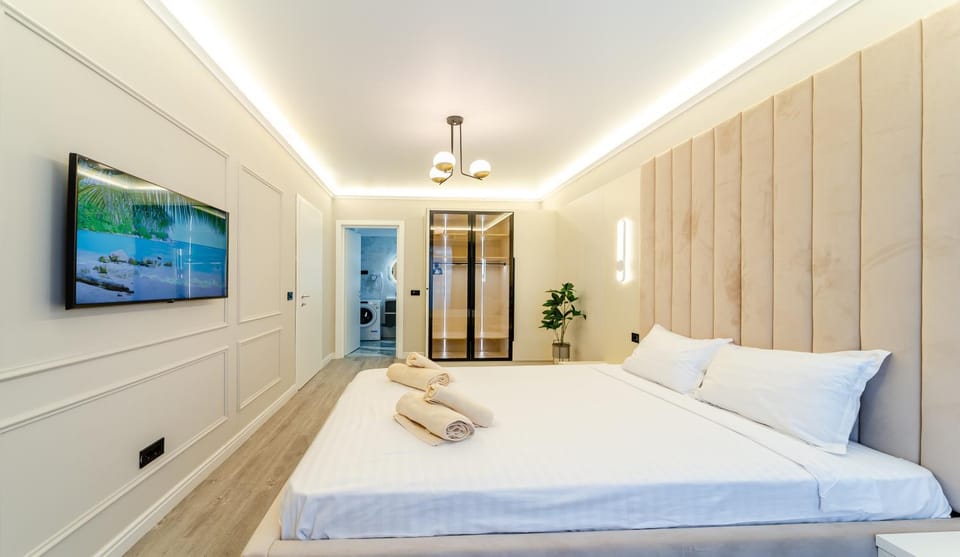 Bed, TV and multimedia, Photo of the whole room, Bedroom, towels, wardrobe