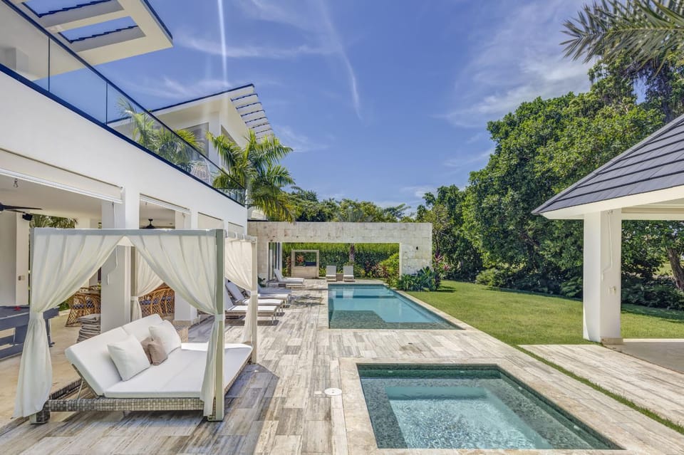 Property building, Patio, Day, Garden, Garden view, Pool view, Swimming pool, sunbed