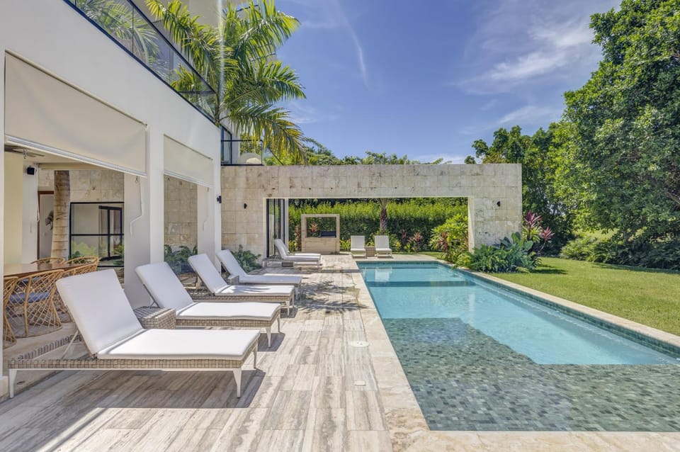 Property building, Garden, Garden view, Pool view, Swimming pool, sunbed