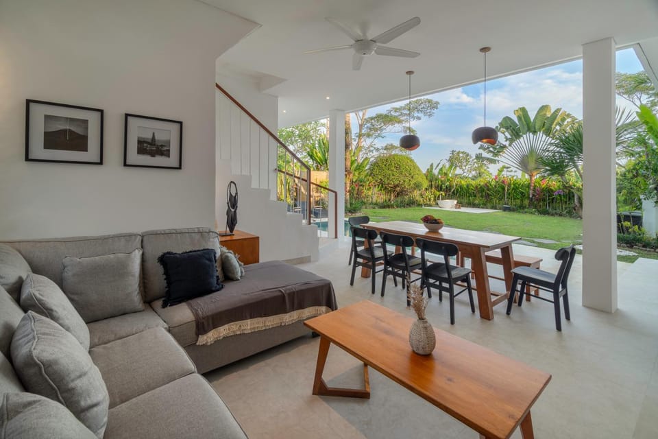 Day, Living room, Seating area