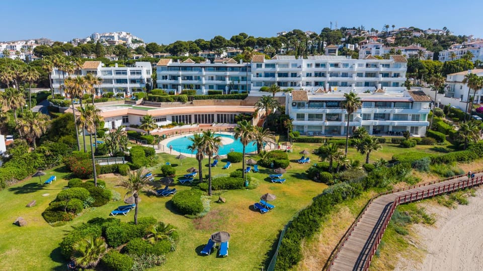 Property building, Bird's eye view, Garden, Swimming pool, sunbed
