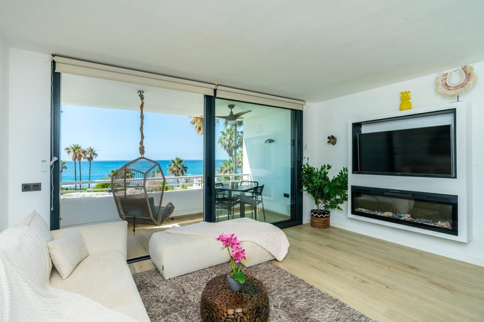 Communal lounge/ TV room, TV and multimedia, View (from property/room), Balcony/Terrace, Living room, Seating area, Sea view