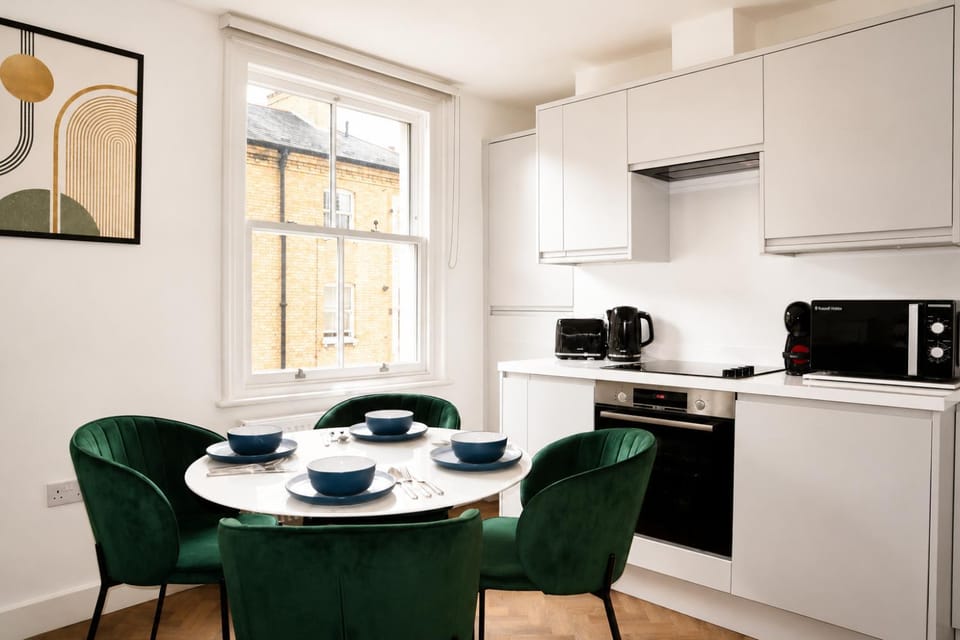 Coffee/tea facilities, Kitchen or kitchenette, Living room, Seating area, Dining area, oven, stove, toaster