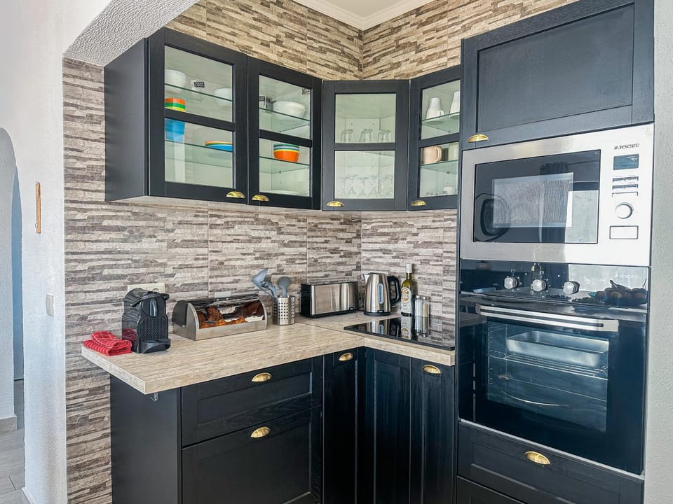 Coffee/tea facilities, dishwasher, oven, stove, toaster