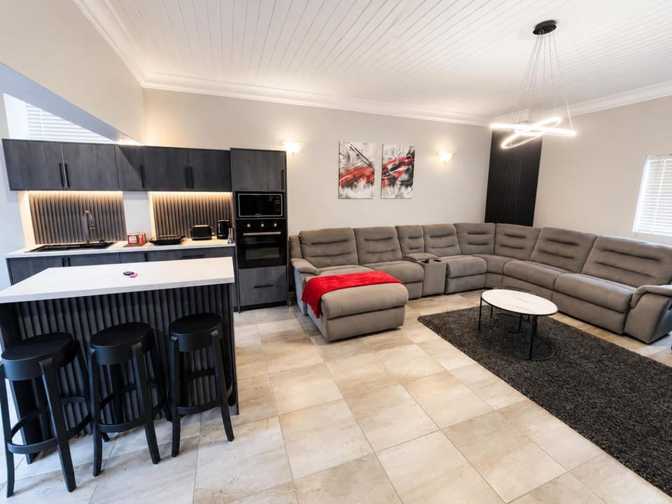 Kitchen or kitchenette, Living room, Seating area, Dining area