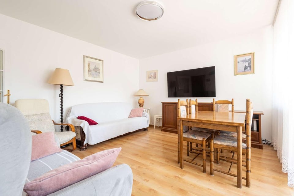TV and multimedia, Living room, Photo of the whole room, Seating area, Dining area, Evening entertainment