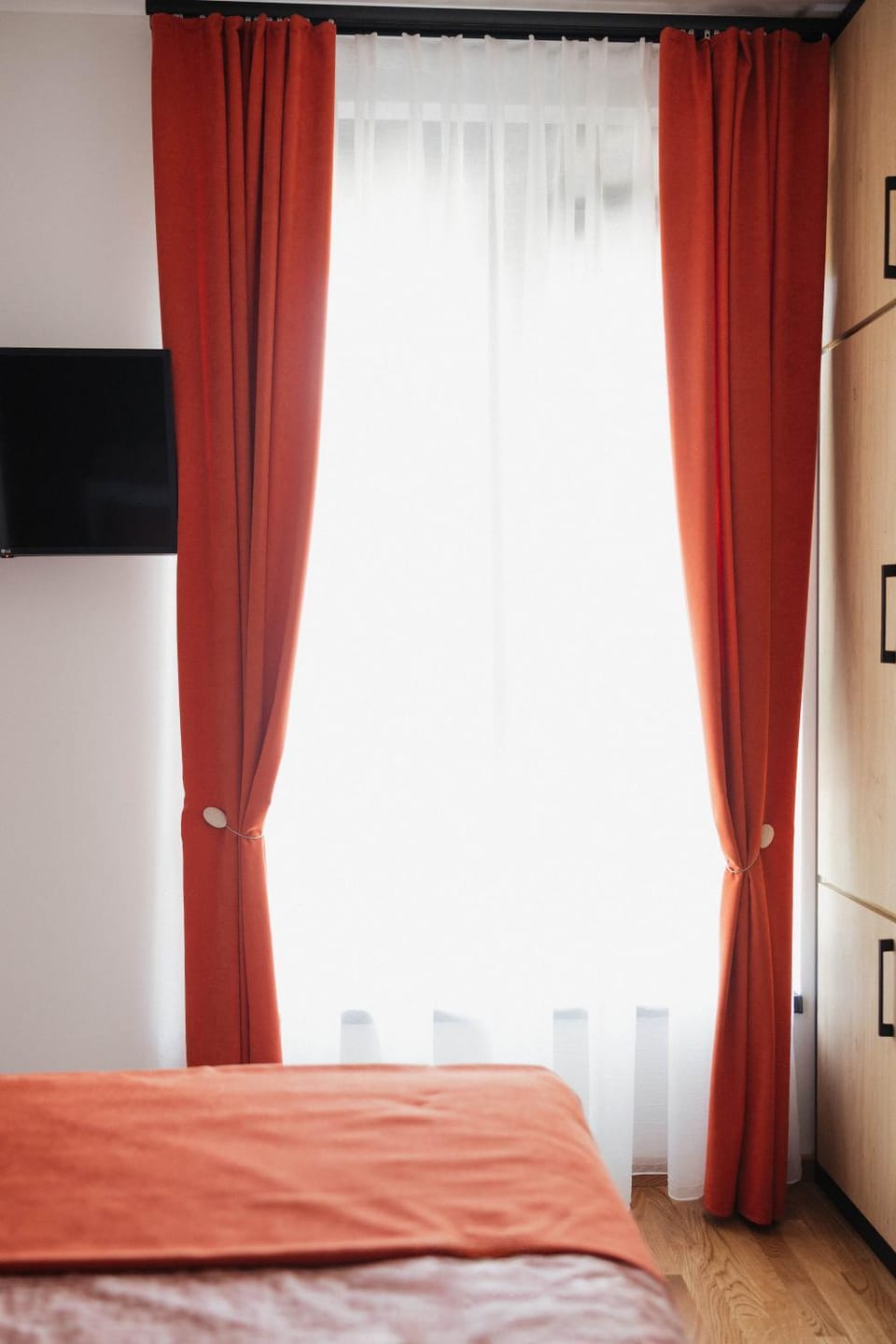 Bed, TV and multimedia, View (from property/room), Bedroom, cot, wardrobe