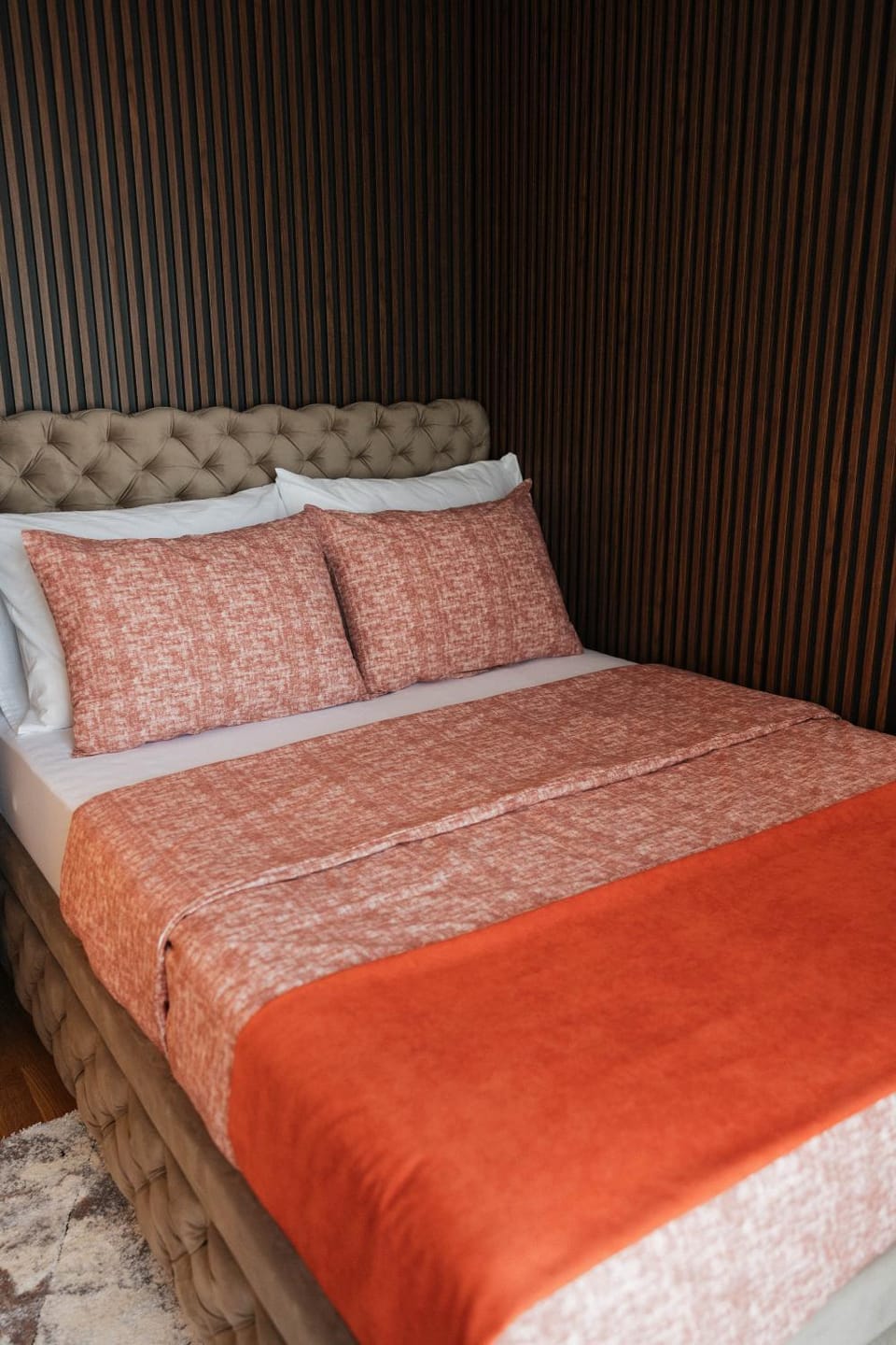 Bed, TV and multimedia, View (from property/room), Bedroom, cot, wardrobe