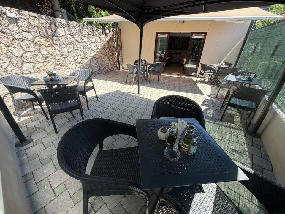 Day, Garden, Seating area, Breakfast