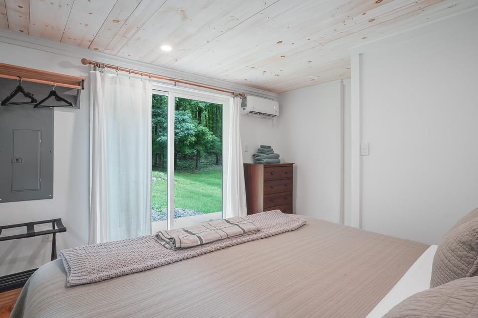 Bed, Bedroom, Garden view