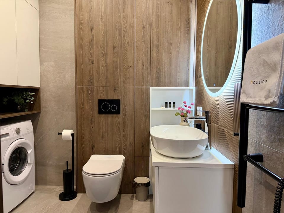 Toilet, Bathroom, towels, washing machine