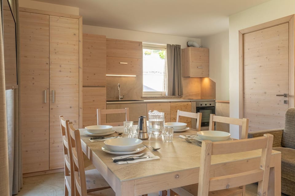 Dining area, kitchen