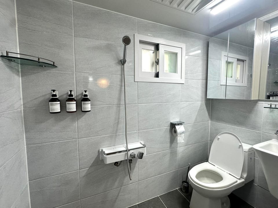 NEW OPEN Yongsan Itaewon Private Aesthetic House Night View Cafe Restaurant Bed and Breakfast in Seoul