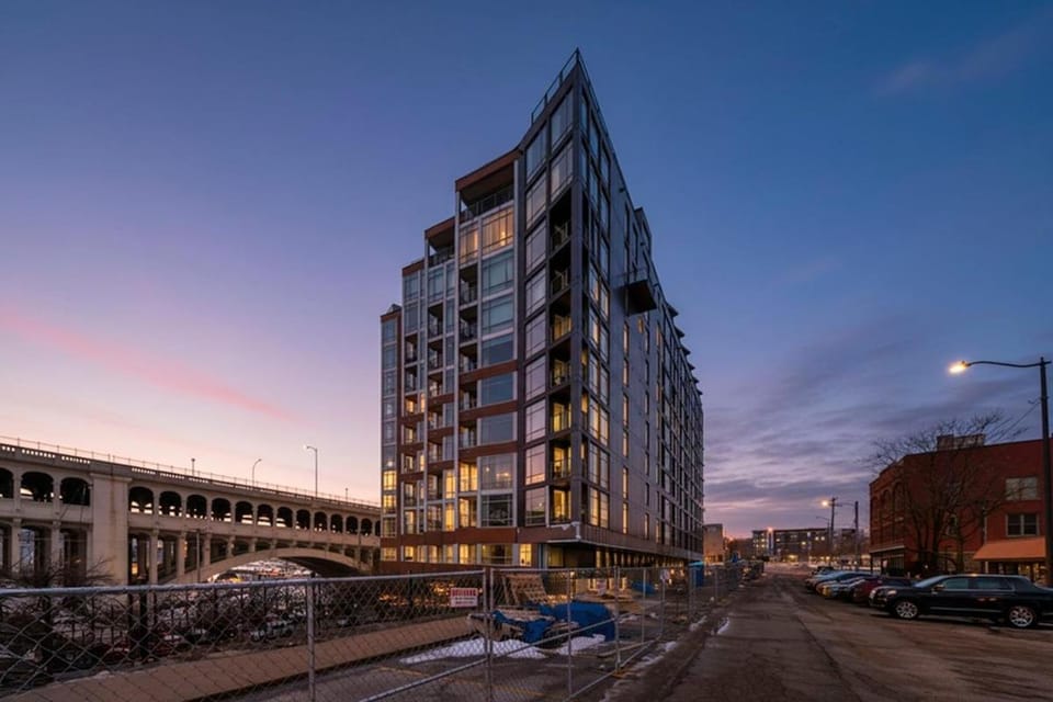 Lakeview Condo Balcony Parking Gym unit 1017 Apartment in Ohio City