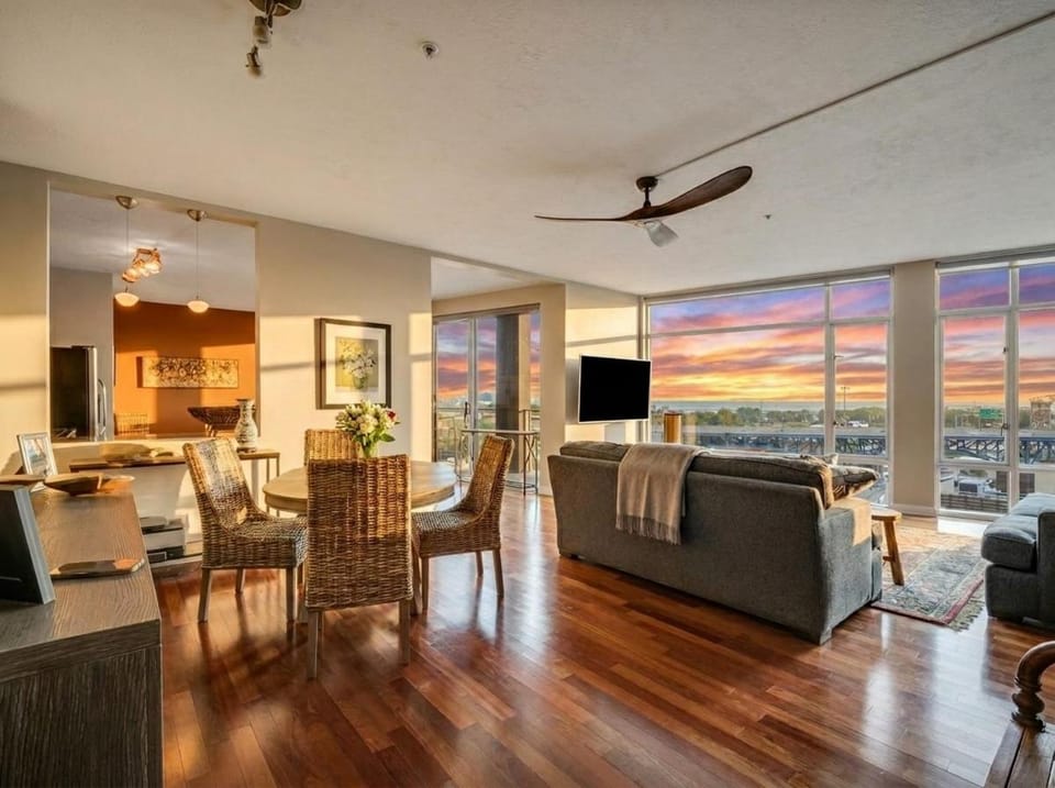 Lakeview Condo Balcony Parking Gym unit 1017 Apartment in Ohio City