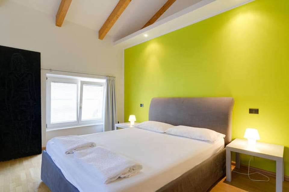 Shower, Toilet, Bathroom, Bedroom, Pets, City view, young children, older children