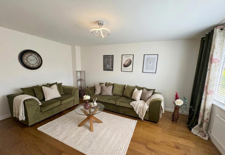 Bed, Living room, Photo of the whole room, Seating area, Bedroom