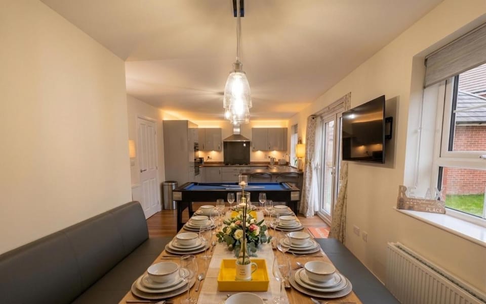 TV and multimedia, Kitchen or kitchenette, Living room, Food and drinks, Seating area, Dining area, Food, minibar, pet friendly
