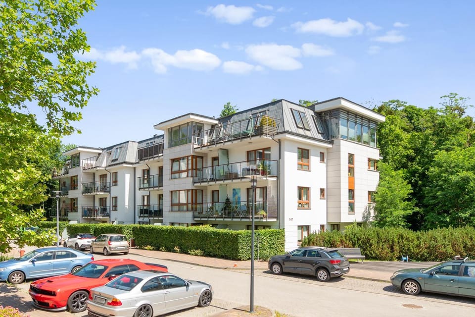Property building, Spring, Day, Neighbourhood, Street view, Location, Parking