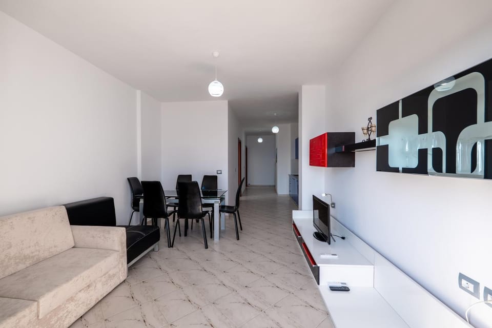 TV and multimedia, Kitchen or kitchenette, Living room, Seating area, Dining area