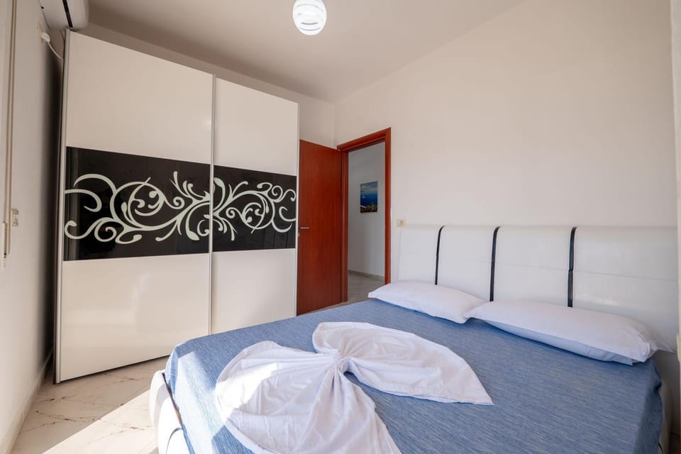 Bed, Photo of the whole room, Bedroom, towels, wardrobe