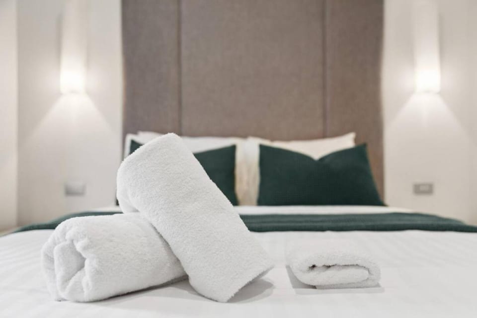Bed, towels