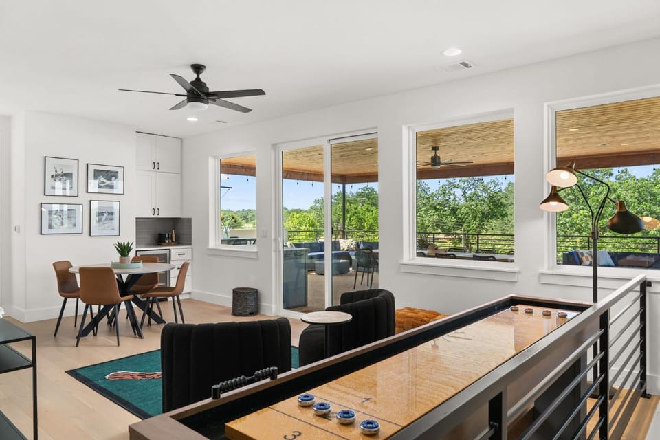 Lake LBJ Waterfront Luxury l 5BR Family Home House in Kingsland